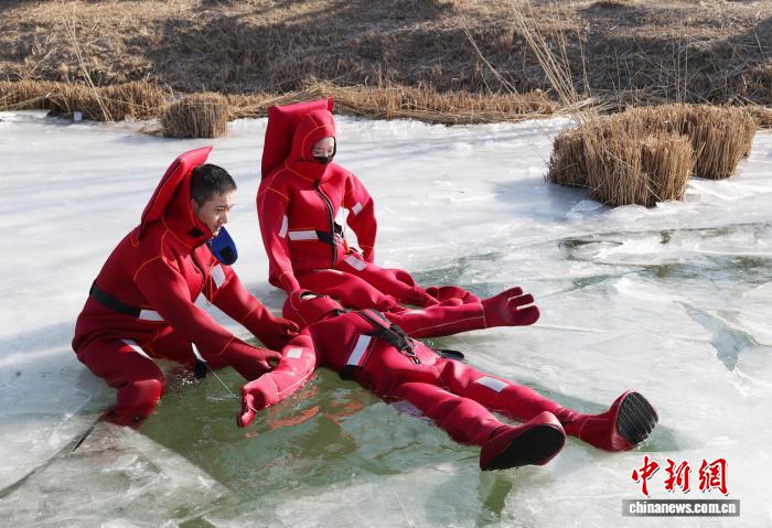 السياح يستمتعون بتجرة الطفو فوق المياه المتجمدة في يينتشوان