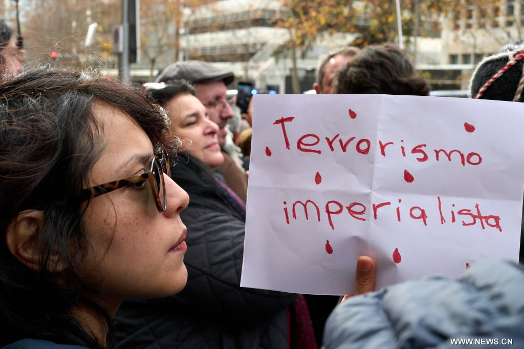 متظاهرون إسبان يحتجون على العملية العسكرية الأمريكية في فنزويلا