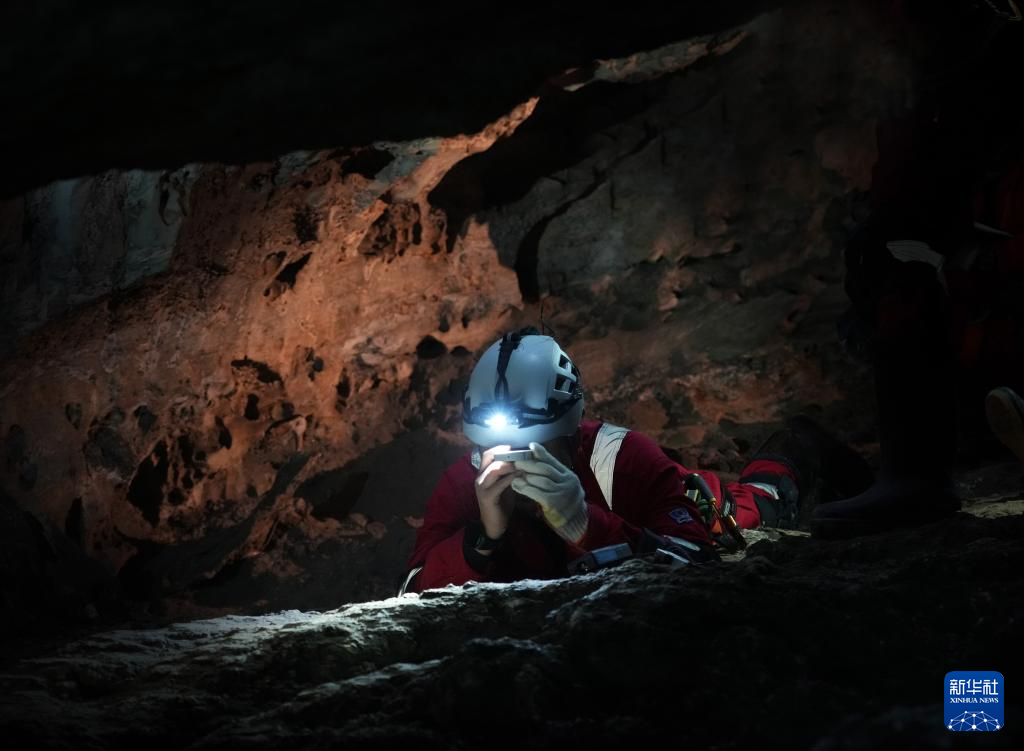الصين تختتم أول مهمة تدريب لرواد الفضاء في الكهوف