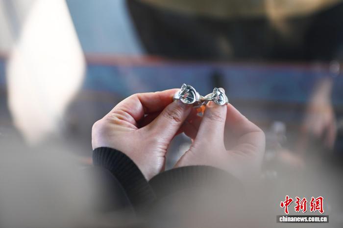 أسرار صناعة المجوهرات سوبي الفضية: إرث جمال الحلي الفضية المنغولية