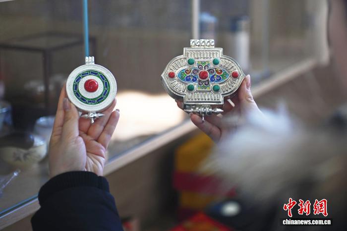 أسرار صناعة المجوهرات سوبي الفضية: إرث جمال الحلي الفضية المنغولية