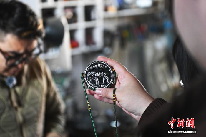 أسرار صناعة المجوهرات سوبي الفضية: إرث جمال الحلي الفضية المنغولية