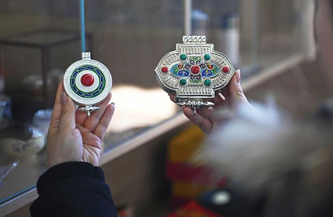 أسرار صناعة المجوهرات سوبي الفضية: إرث جمال الحلي الفضية المنغولية