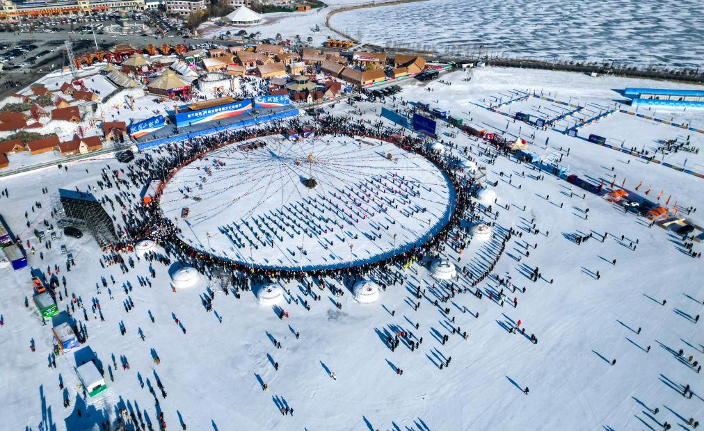 الصورة: الصيد الشتوي للأسماك في بحيرة تشاقان بشمال شرقي الصين