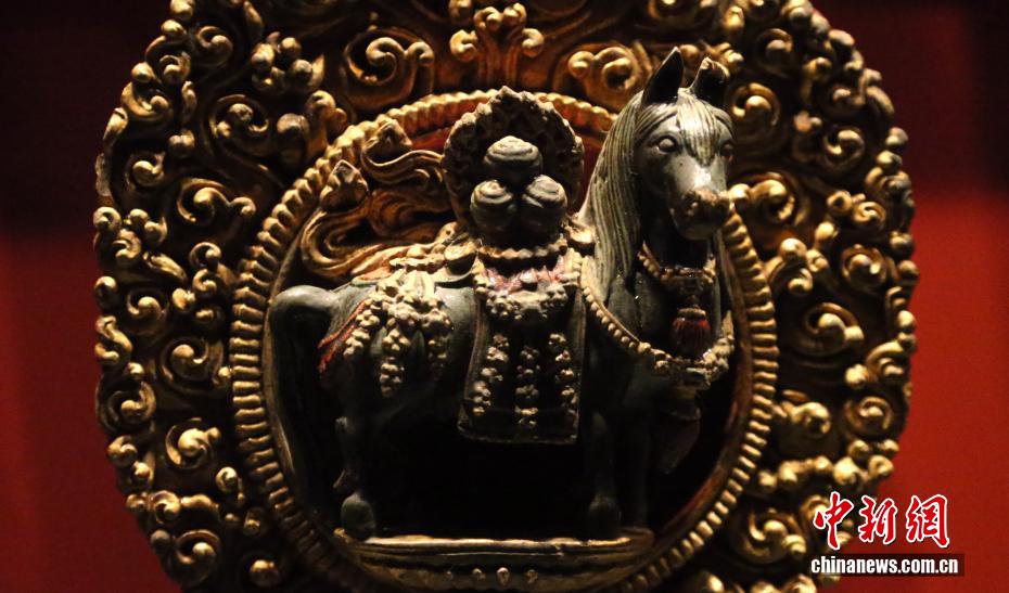 القطع الأثرية التي تحمل زخارف الخيول في متحف مقاطعة تشينغهاي تستقطب الزوار