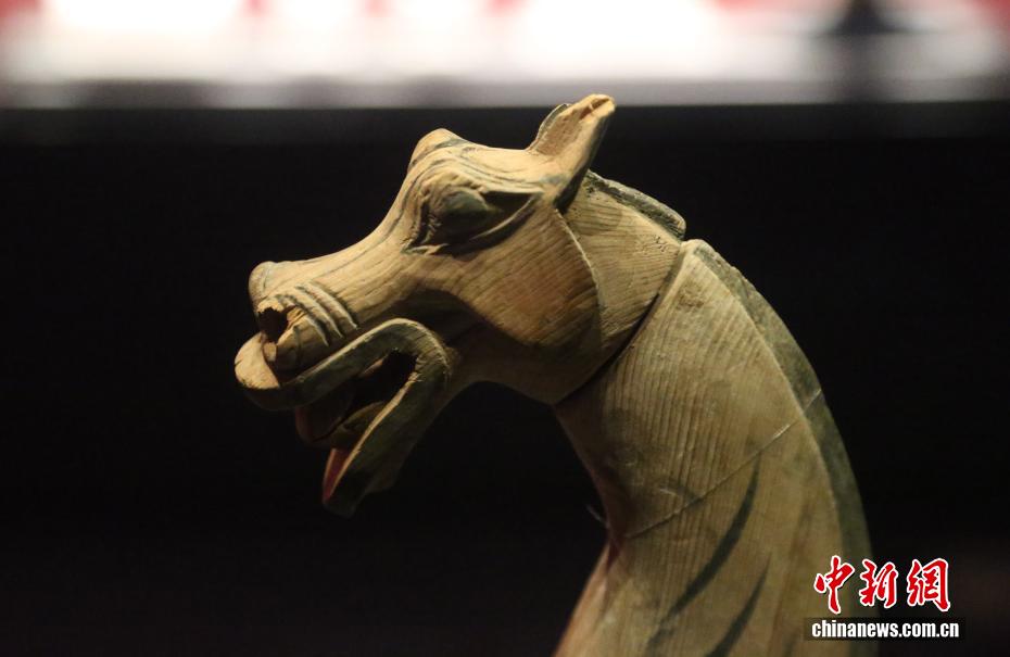 القطع الأثرية التي تحمل زخارف الخيول في متحف مقاطعة تشينغهاي تستقطب الزوار