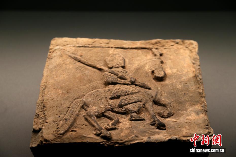 القطع الأثرية التي تحمل زخارف الخيول في متحف مقاطعة تشينغهاي تستقطب الزوار