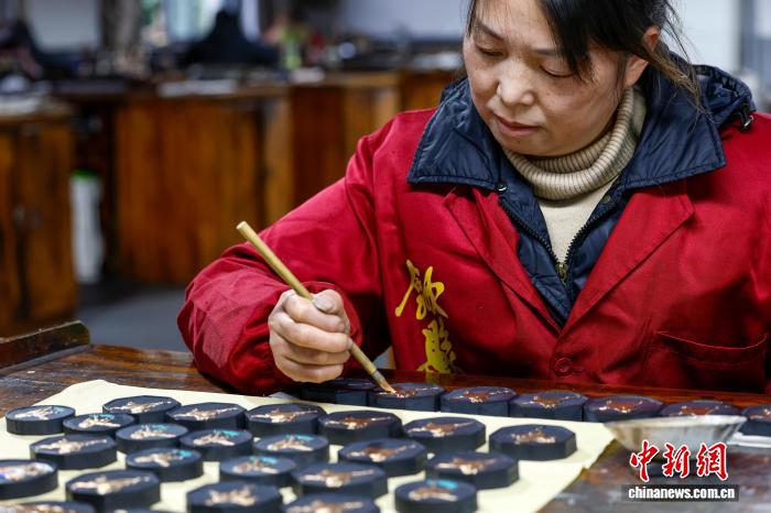 مقاطعة شيشيان، آنهوي: صناعة حبر هويتشو احتفالاً بعام الحصان