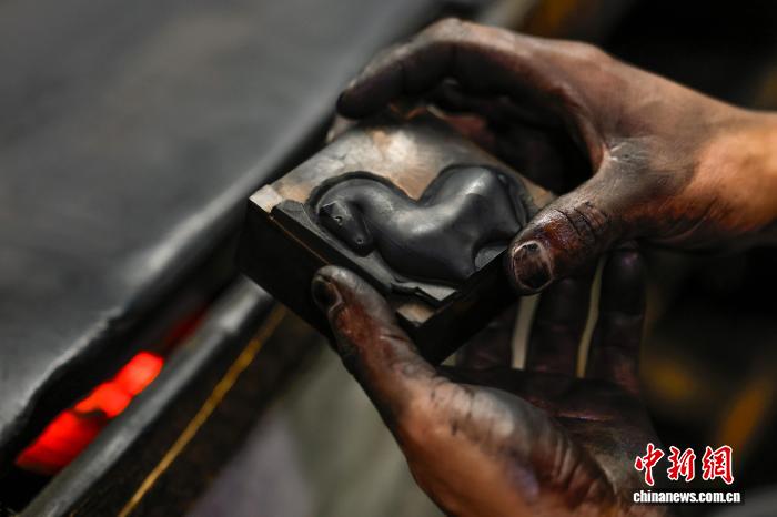 مقاطعة شيشيان، آنهوي: صناعة حبر هويتشو احتفالاً بعام الحصان