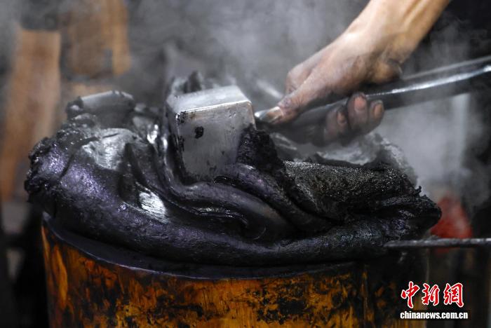 مقاطعة شيشيان، آنهوي: صناعة حبر هويتشو احتفالاً بعام الحصان