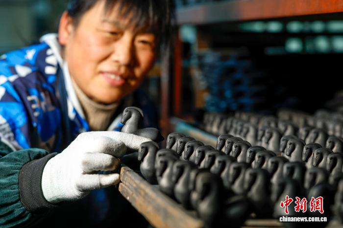 مقاطعة شيشيان، آنهوي: صناعة حبر هويتشو احتفالاً بعام الحصان