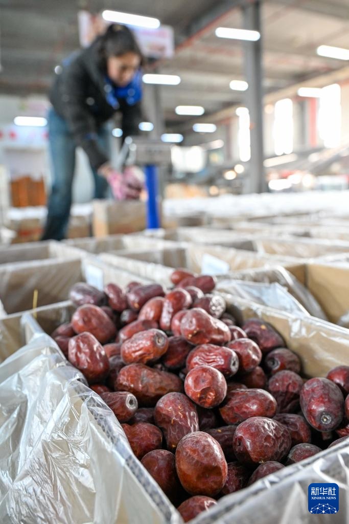 سلع رأس السنة الجديدة من شينجيانغ تشهد ذروة موسم المبيعات