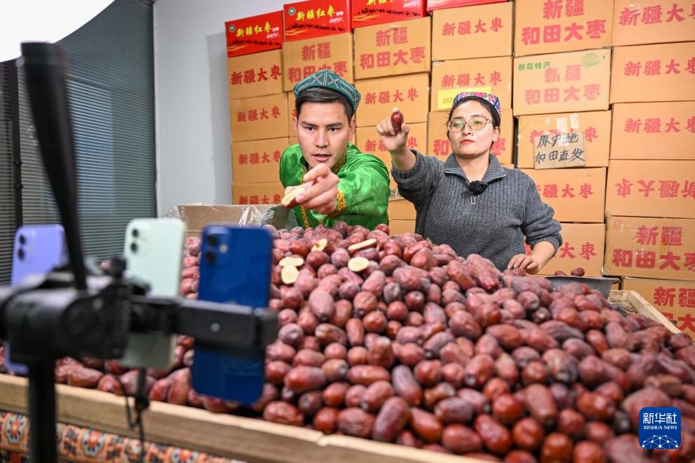 سلع رأس السنة الجديدة من شينجيانغ تشهد ذروة موسم المبيعات