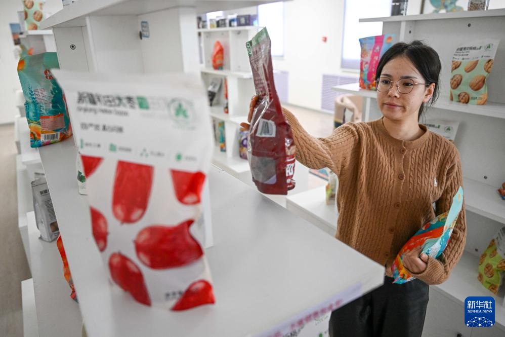 سلع رأس السنة الجديدة من شينجيانغ تشهد ذروة موسم المبيعات