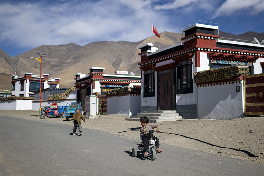 بعد مرور عام على إعادة الإعمار في دينغري ..  أشعة الشمس الدافئة تضيء المنازل الجديدة