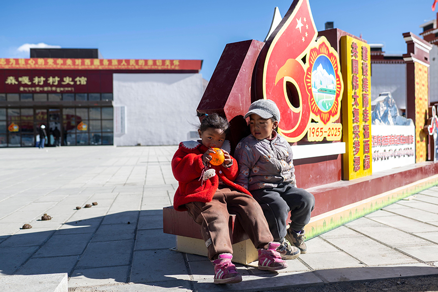 بعد مرور عام على إعادة الإعمار في دينغري ..  أشعة الشمس الدافئة تضيء المنازل الجديدة