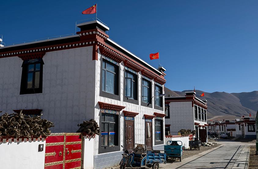 بعد مرور عام على إعادة الإعمار في دينغري ..  أشعة الشمس الدافئة تضيء المنازل الجديدة