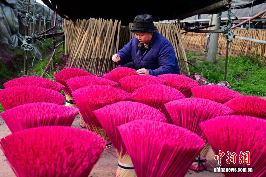 روائح البخور تفوح في وينتشانغ مع اقتراب عيد الربيع