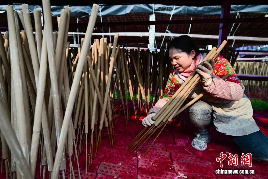 روائح البخور تفوح في وينتشانغ مع اقتراب عيد الربيع