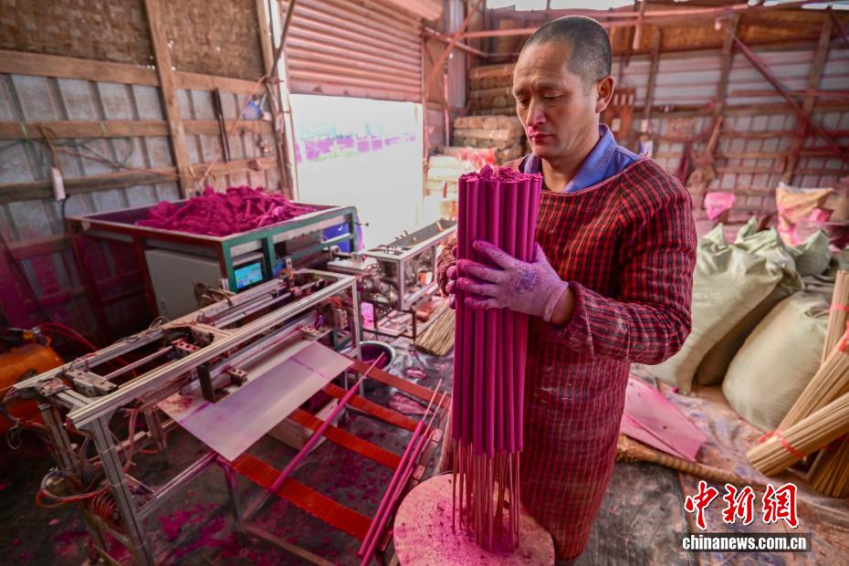 روائح البخور تفوح في وينتشانغ مع اقتراب عيد الربيع