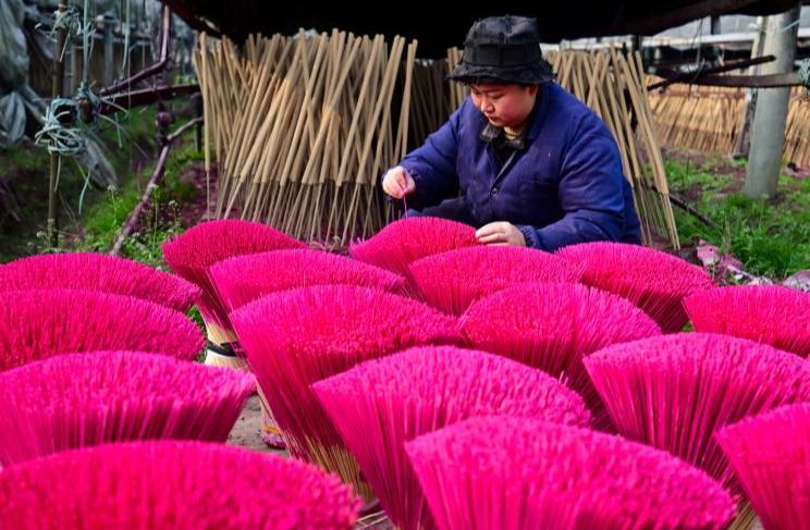 روائح البخور تفوح في وينتشانغ مع اقتراب عيد الربيع