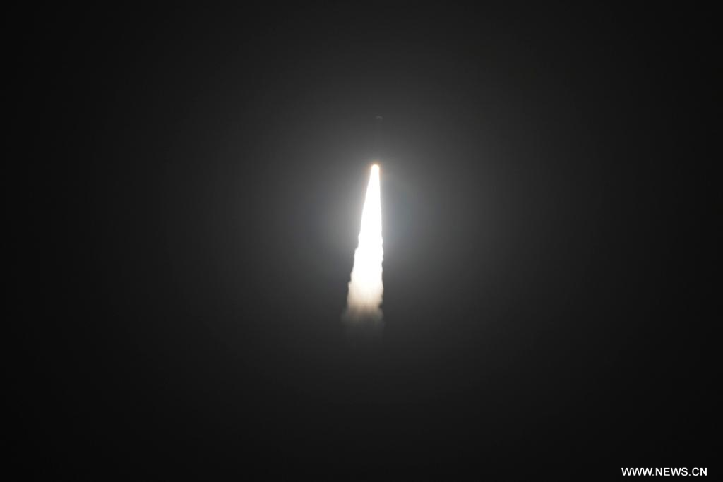 انطلاق صاروخ صيني من البحر حاملاً أقماراً اصطناعية إلى الفضاء