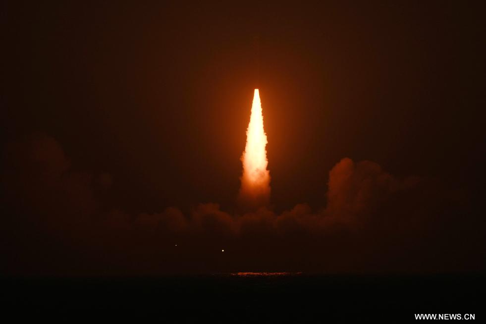 انطلاق صاروخ صيني من البحر حاملاً أقماراً اصطناعية إلى الفضاء