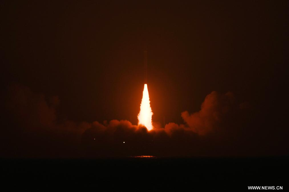 انطلاق صاروخ صيني من البحر حاملاً أقماراً اصطناعية إلى الفضاء