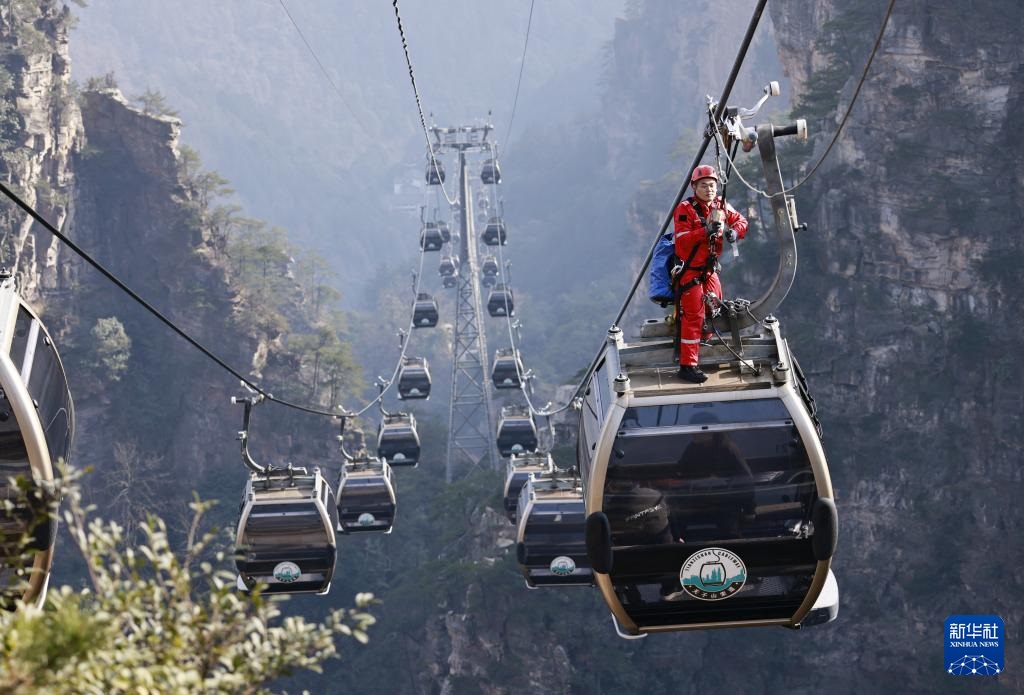 متنزه تشانغجياجيه في هونان يجري تدريبات للطوارئ على التلفريك