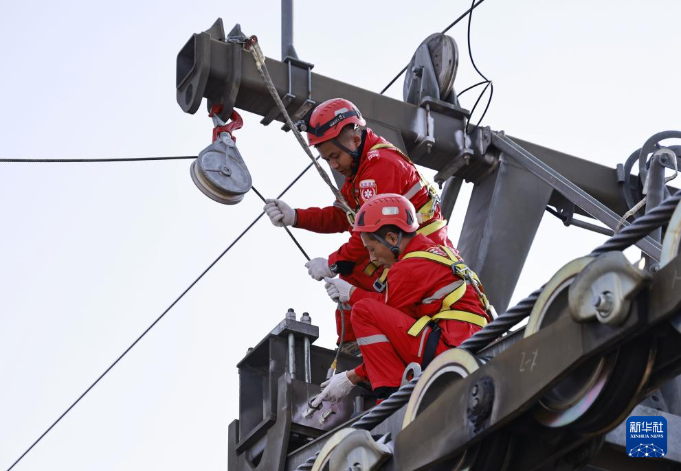 متنزه تشانغجياجيه في هونان يجري تدريبات للطوارئ على التلفريك
