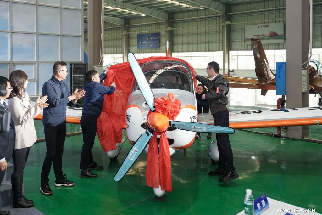 تسليم أول طائرة رياضية خفيفة مطورة بشكل مستقل في الصين