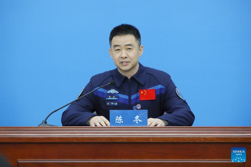 أول لقاء صحفي لرواد مهمة الفضاء الصينية 