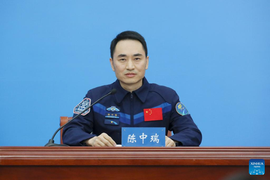 أول لقاء صحفي لرواد مهمة الفضاء الصينية 