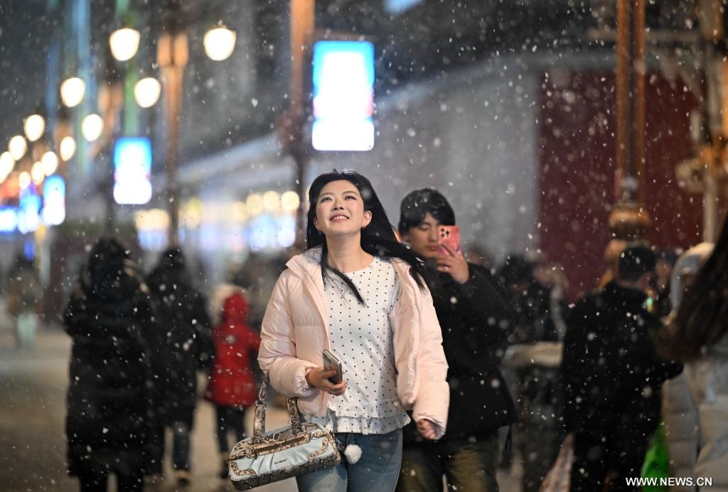 تساقط الثلوج في بلدية تيانجين في شمالي الصين