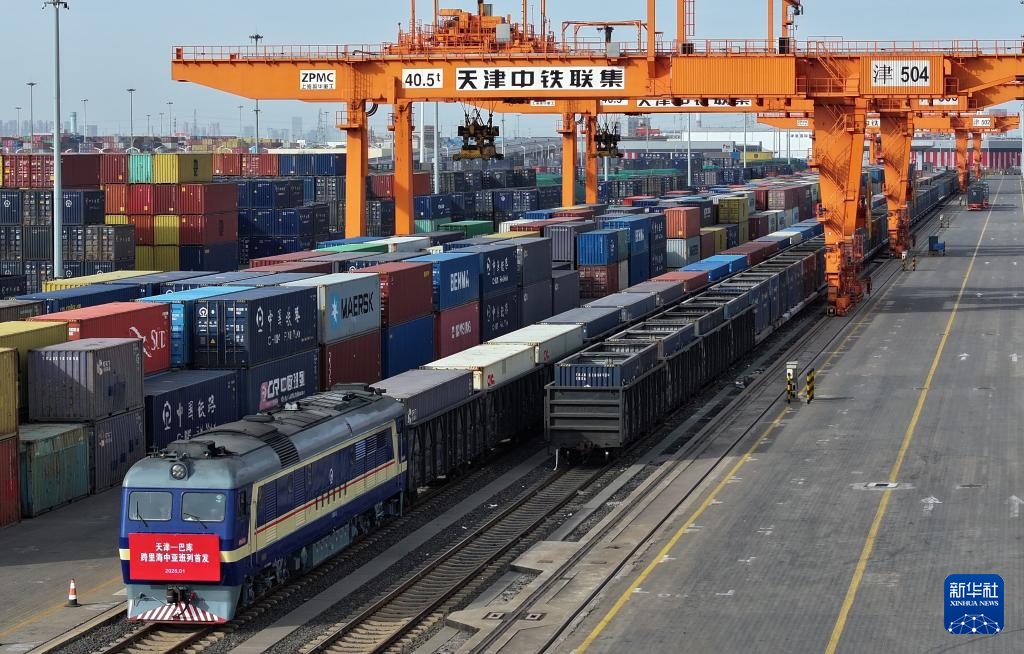 بلدية تيانجين بشمالي الصين تطلق أول خط شحن إلى أذربيجان عبر بحر قزوين