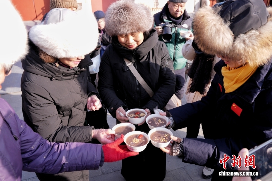 احتفال الناس في جميع أنحاء الصين بمهرجان لابا مع عصيدة حارة في أجواء باردة