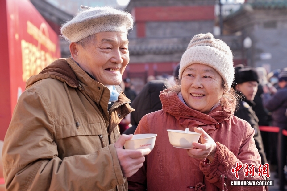 احتفال الناس في جميع أنحاء الصين بمهرجان لابا مع عصيدة حارة في أجواء باردة