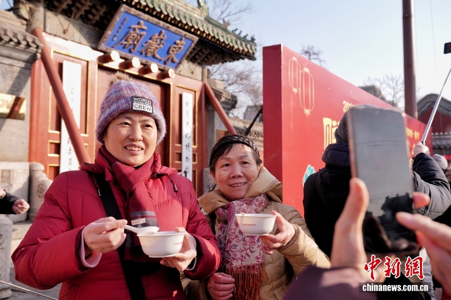 احتفال الناس في جميع أنحاء الصين بمهرجان لابا مع عصيدة حارة في أجواء باردة