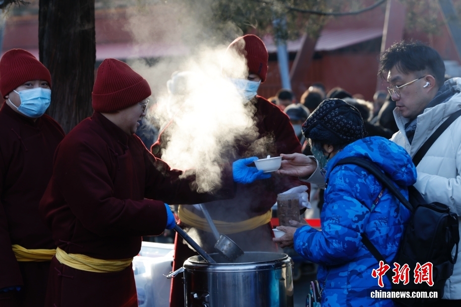 احتفال الناس في جميع أنحاء الصين بمهرجان لابا مع عصيدة حارة في أجواء باردة
