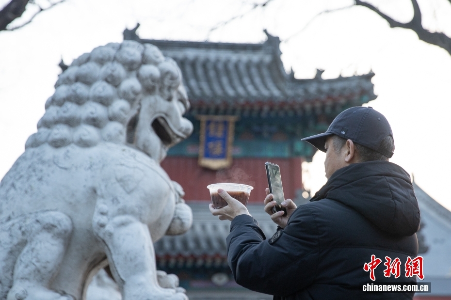 احتفال الناس في جميع أنحاء الصين بمهرجان لابا مع عصيدة حارة في أجواء باردة