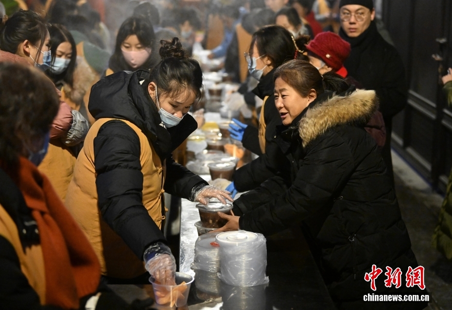 احتفال الناس في جميع أنحاء الصين بمهرجان لابا مع عصيدة حارة في أجواء باردة