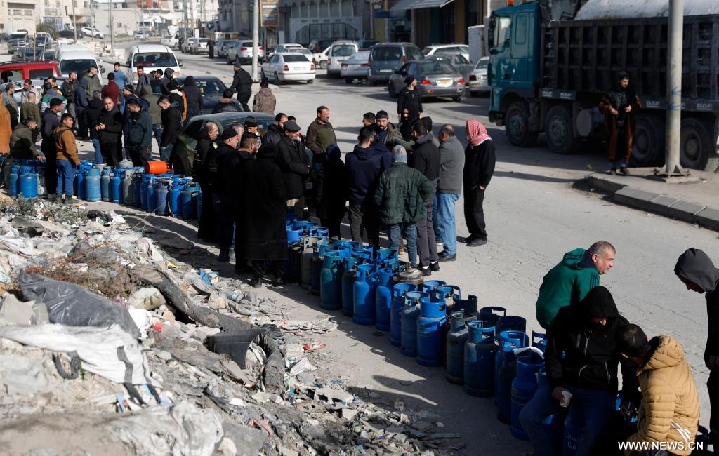 الضفة الغربية تشهد نقصا حادا في الغاز المنزلي