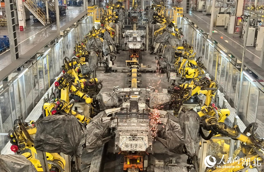 التصنيع الذكي يدفع إنتاجية سيّارات الطاقة الجديدة نحو آفاق أوسع