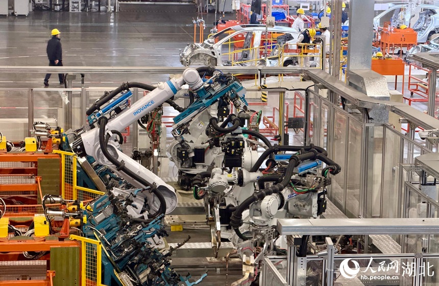 التصنيع الذكي يدفع إنتاجية سيّارات الطاقة الجديدة نحو آفاق أوسع