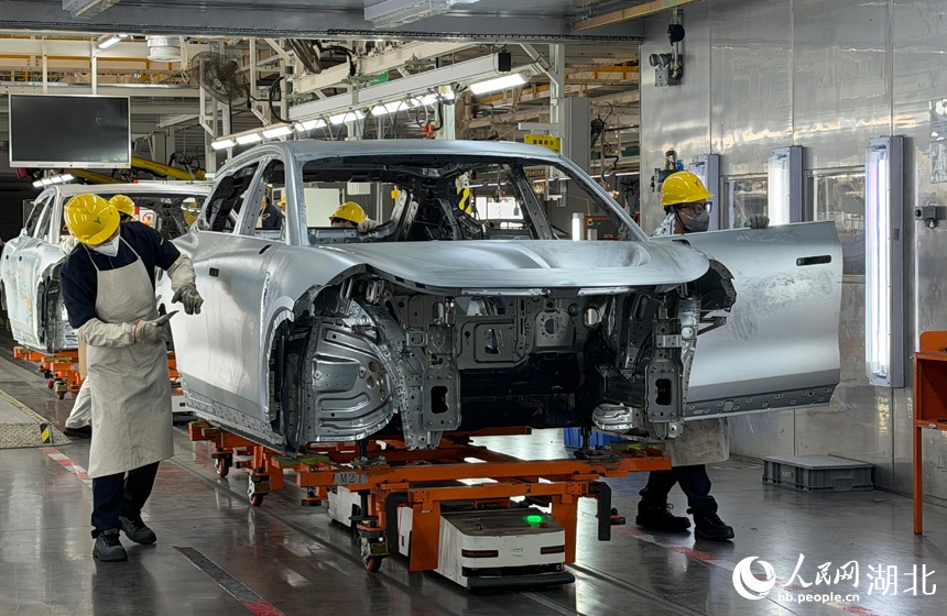 التصنيع الذكي يدفع إنتاجية سيّارات الطاقة الجديدة نحو آفاق أوسع