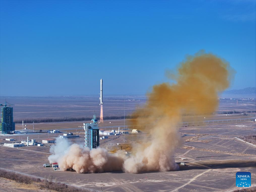 الصين تطلق قمرا اصطناعيا للجزائر