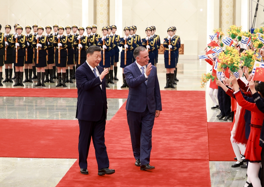 شي يدعو إلى التعاون مع أوروغواي في عدة مجالات