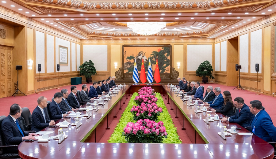 شي يدعو إلى التعاون مع أوروغواي في عدة مجالات