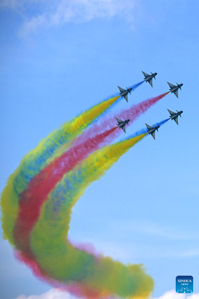 فريق استعراضات جوية من الجيش الصيني يشارك في معرض سنغافورة للطيران