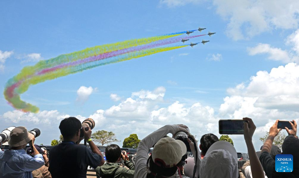فريق استعراضات جوية من الجيش الصيني يشارك في معرض سنغافورة للطيران